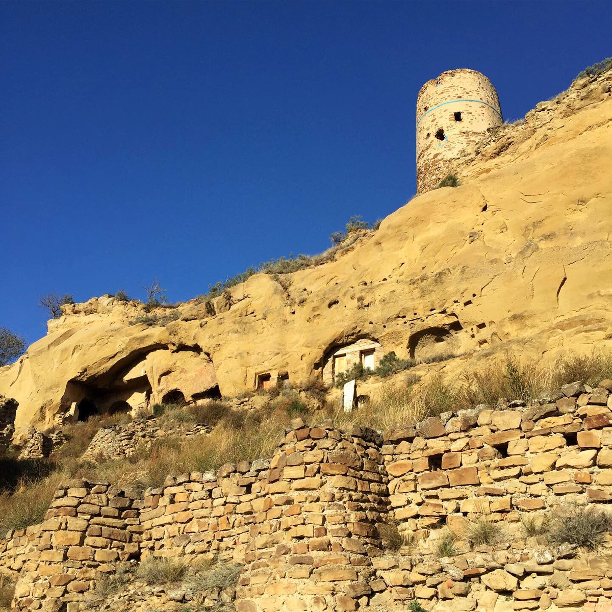 SilkMinimalist's tweet photo. Natlismtsemeli or ”The Baptist” is a rock-curved monastery orginally established in the 7th century by David Gareja’s student, Luciane. Few monks still live there taking care of the temple. #georgia #natlismtsemelimonastery #sacralarchitecture https://t.co/QpqUNgfMqi