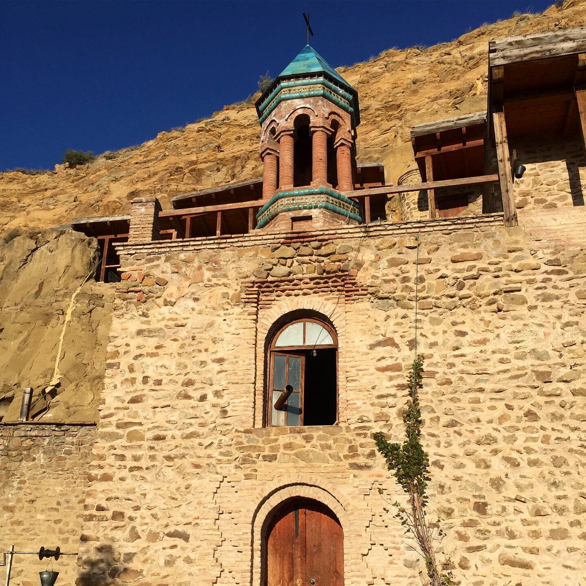 SilkMinimalist's tweet photo. Natlismtsemeli or ”The Baptist” is a rock-curved monastery orginally established in the 7th century by David Gareja’s student, Luciane. Few monks still live there taking care of the temple. #georgia #natlismtsemelimonastery #sacralarchitecture https://t.co/QpqUNgfMqi
