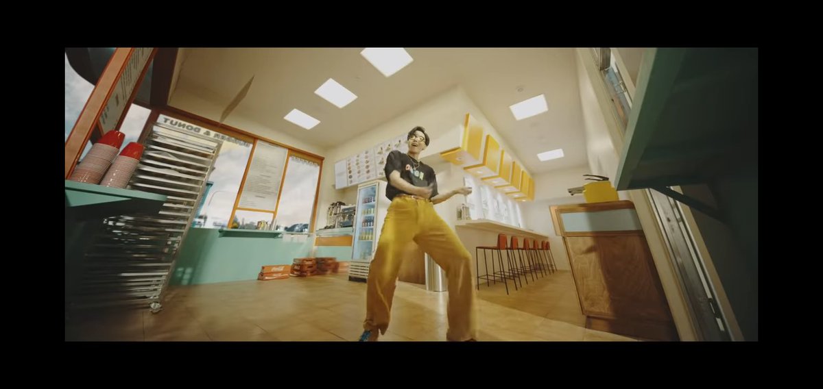 pridurochnik's tweet photo. На лабутенах, на, и в восхитительных штанах
На лабутенах, на, и в восхитительных штанах
Парам-парам-па-па
ШТАНАХ https://t.co/ATzSkEu2bV