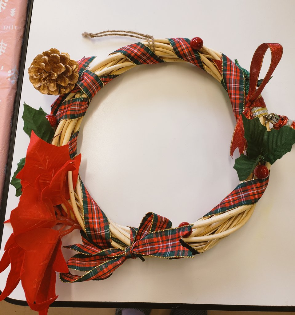 ParakaroJP's tweet photo. 最近寒くなってきましたね❄

来月はクリスマスなので、
シンフォニではクリスマスリースを作成しています🎄

作った作品は展示会に出したり、シンフォニカフェ店頭にて販売しております。是非ご覧ください♪

📷2枚目 アマビエ
📷3枚目 ブローチ https://t.co/yZ2gZ291f6