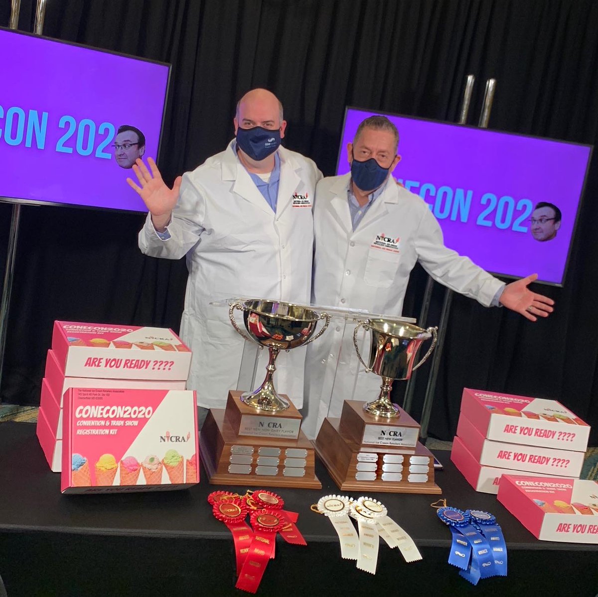 ChefMartinLopez's tweet photo. Cual es tu sabor favorito de nieve y helado?
Buscando y jusgando el mejor sabor para el año 2020 en USA 🇺🇸 🍦 National Ice Cream Retailers Association -
Chef Casey Shiller
#ChefMartinLopez #ProudJudge # #judgingpanel #ChefCaseyShiller #conecon2020 https://t.co/ixNtmKsNwq