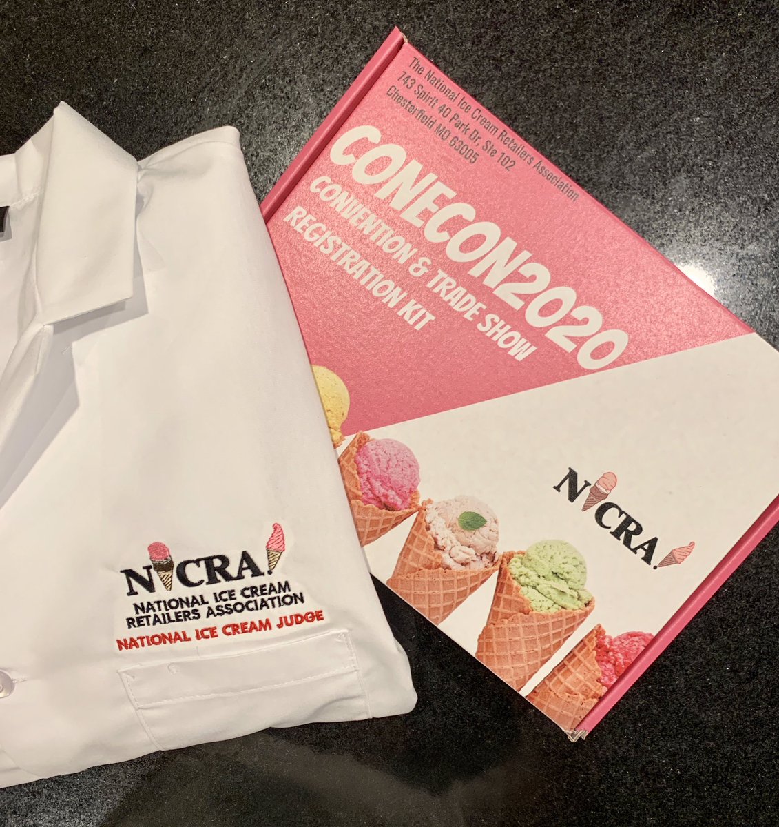 ChefMartinLopez's tweet photo. Cual es tu sabor favorito de nieve y helado?
Buscando y jusgando el mejor sabor para el año 2020 en USA 🇺🇸 🍦 National Ice Cream Retailers Association -
Chef Casey Shiller
#ChefMartinLopez #ProudJudge # #judgingpanel #ChefCaseyShiller #conecon2020 https://t.co/ixNtmKsNwq
