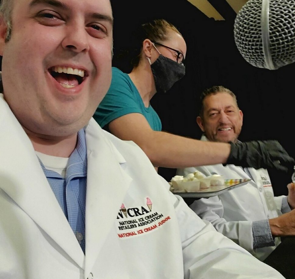 ChefMartinLopez's tweet photo. Cual es tu sabor favorito de nieve y helado?
Buscando y jusgando el mejor sabor para el año 2020 en USA 🇺🇸 🍦 National Ice Cream Retailers Association -
Chef Casey Shiller
#ChefMartinLopez #ProudJudge # #judgingpanel #ChefCaseyShiller #conecon2020 https://t.co/ixNtmKsNwq