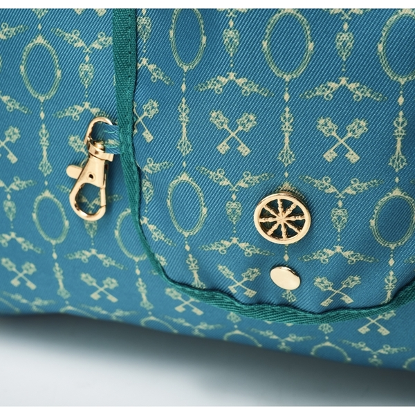 twistecheck's tweet photo. セブンネットで予約開始！
Disney ツイステッドワンダーランド ECO BAG BOOK （セブン‐イレブン／セブンネット限定） https://t.co/plPBnf8WH0 ファン待望の「式典服」をモチーフに、「鏡」と「マジカルキー」を総柄であしらったオリジナルデザイン https://t.co/M1omBqP5Ax