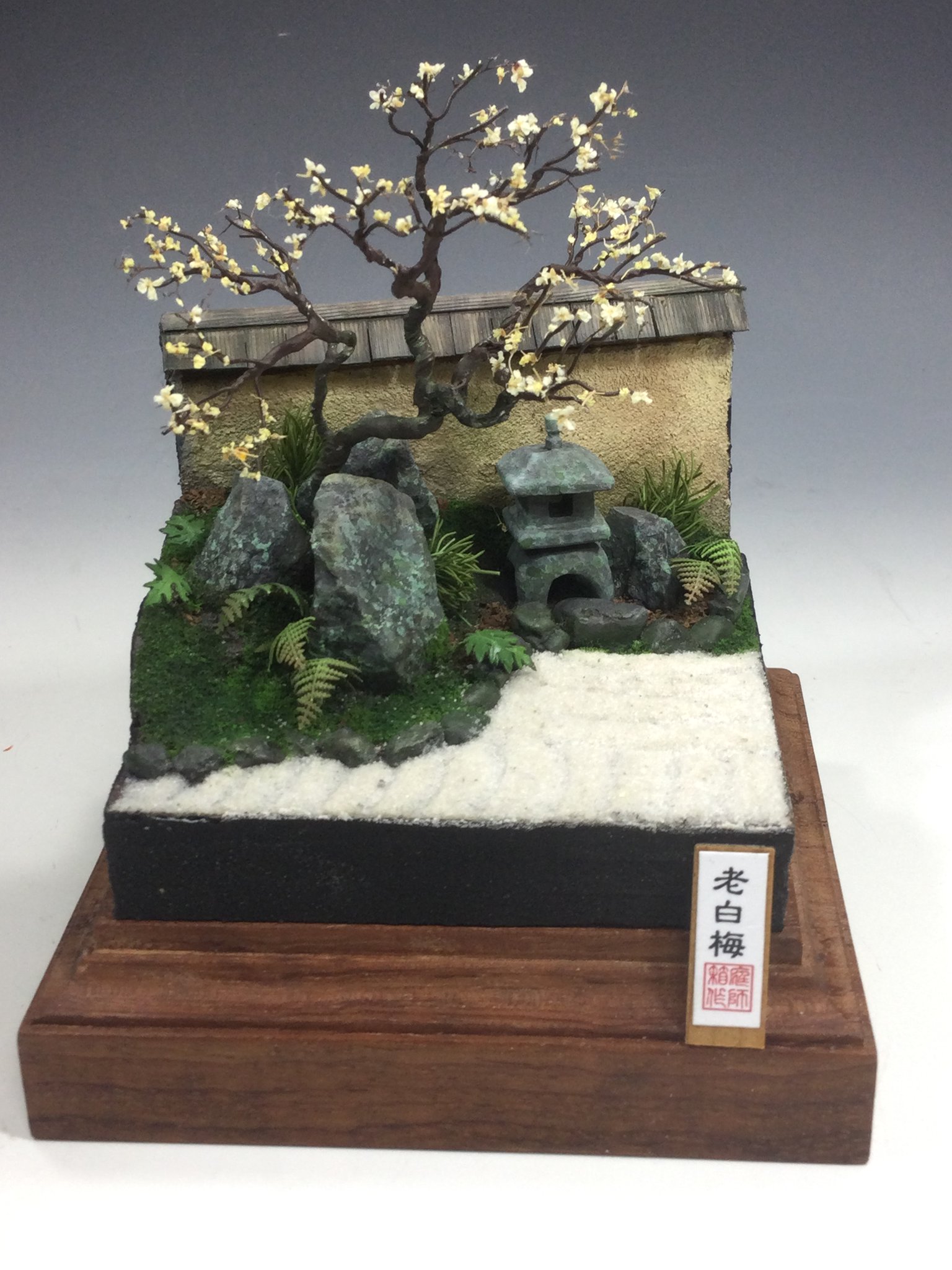 ミニチュア滝のある池泉回遊式日本庭園 ジオラマ ハンドメイド 送料 