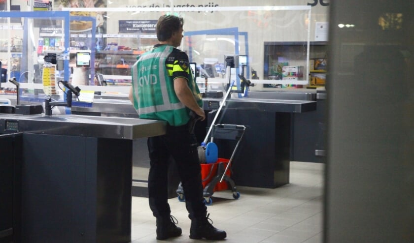 Overval op supermarkt in Leusden [LEUSDEN] De Lidl supermarkt in winkelcentrum De Biezenkamp is dinsdagavond overvallen.Even voor sluiting van de winkel om 21......