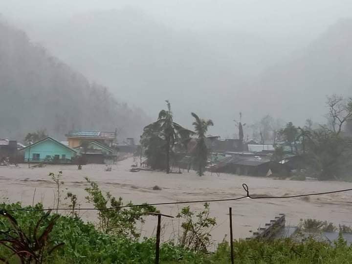 dzrhnews's tweet photo. LOOK: Lubog na sa baha ang mga kabahayan sa Brgy. Hinipaan, Bagamanoc, Catanduanes matapos na tumaas ang lebel ng tubig sa ilog dahil sa Bagyong #UlyssesPH | via RH18 @ruelsaldico #DZRHNationwide

📸: Tricia Cinco https://t.co/gI3qZFvXUU