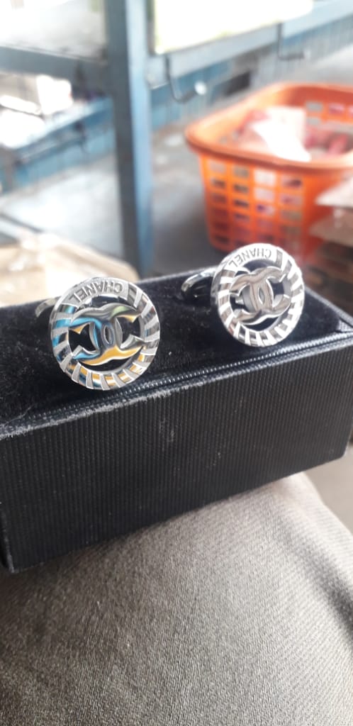 Yusrah_collect's tweet photo. Upgrade your fancy wardrobe with a pair of our Designer cufflinks! 
📞: 08069673730
Location: Kaduna
Nation wide delivery 
Kindly repost.
#Kadunaaccesories
#Designercufflinks https://t.co/ABQ6rIF4Ek