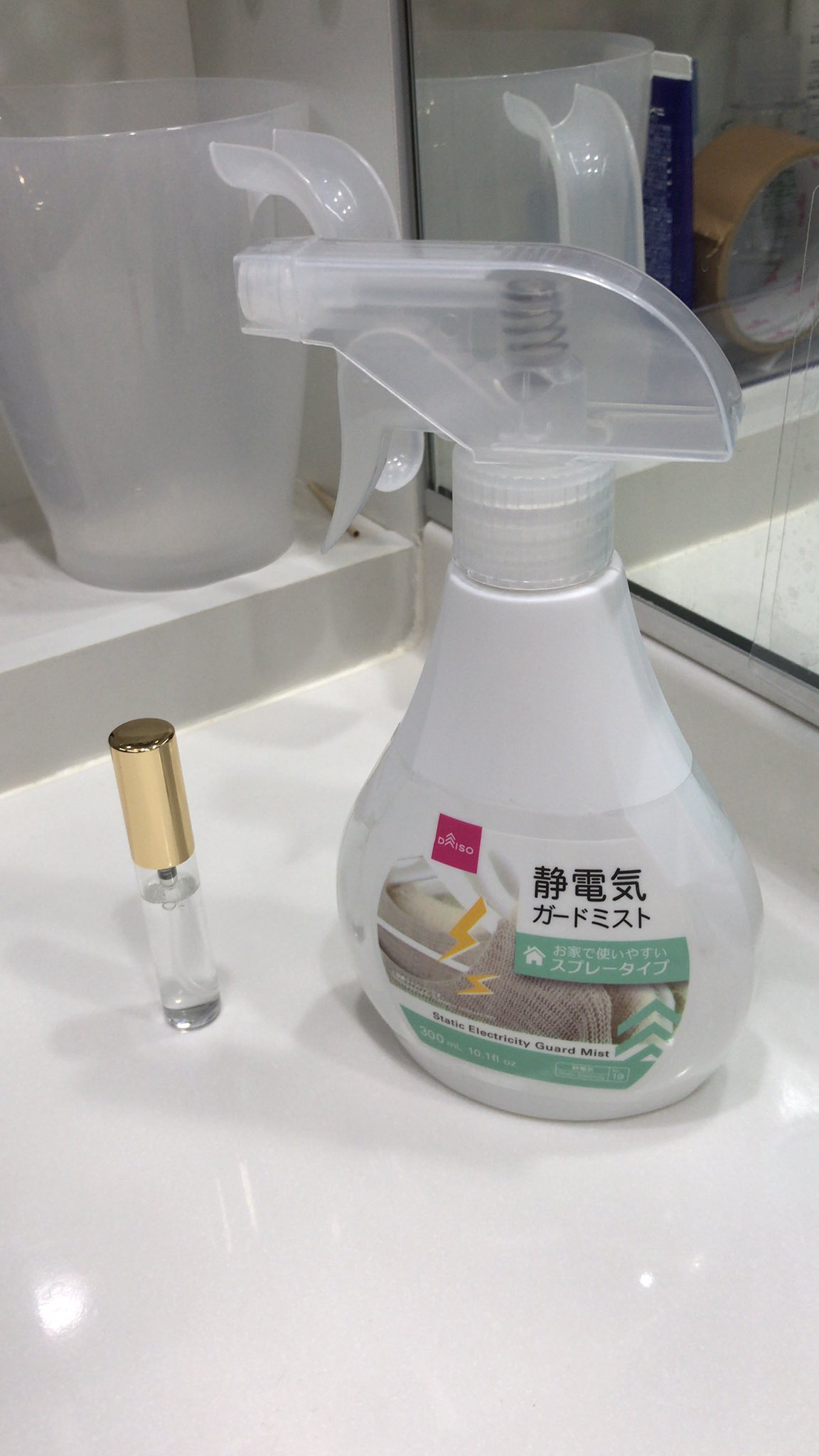 瑶佳 ロングスカートのまとわりつきのため ダイソーで買った 静電気ガードミスト スプレータイプ300mlを 持ち歩き用に ダイソー エレガントアトマイザー に詰め替えた T Co Msb52diere Twitter