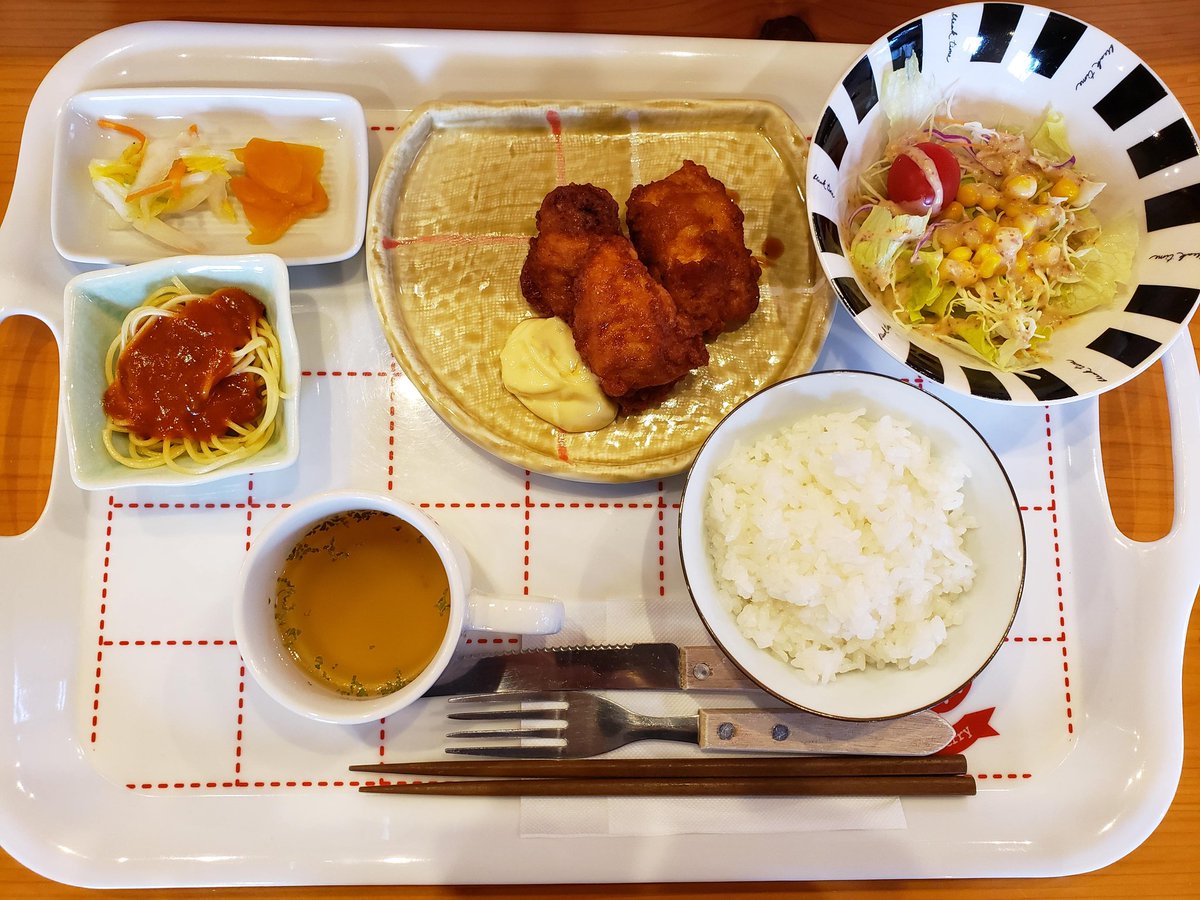 ParakaroJP's tweet photo. シンフォニではランチ営業も行っております♪ (11:30～13:30)

日替わりランチでスープ､サラダ､デザート､ドリンク付きです☺︎

タニタ監修メニューもございます。

￥500日替わりランチ 
ご飯､パン､カレーの3種
(ご飯orパンを選べます)

￥1000
タニタ監修
｢阿蘇赤牛ヘルシー野菜スープカレー｣ https://t.co/nqxokAhLYf