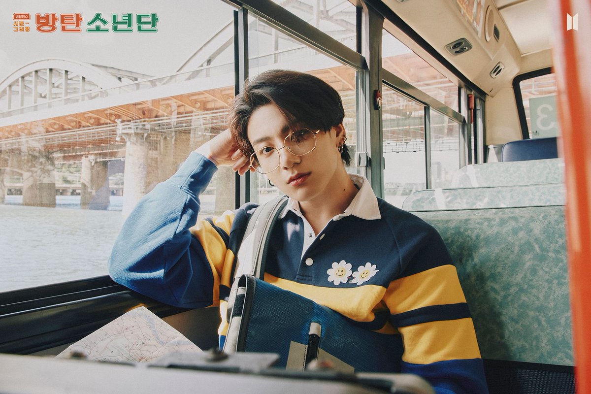 ValeJk8's tweet photo. Dios #JeonJungkook es y será el gran dios de los lentes https://t.co/5Br8DxWFy4