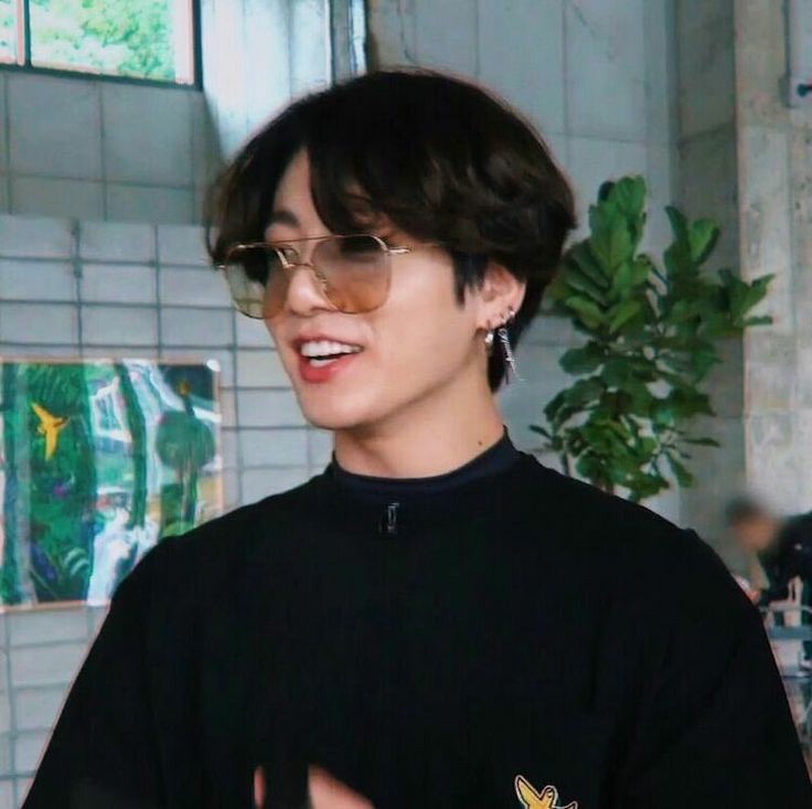 ValeJk8's tweet photo. Dios #JeonJungkook es y será el gran dios de los lentes https://t.co/5Br8DxWFy4