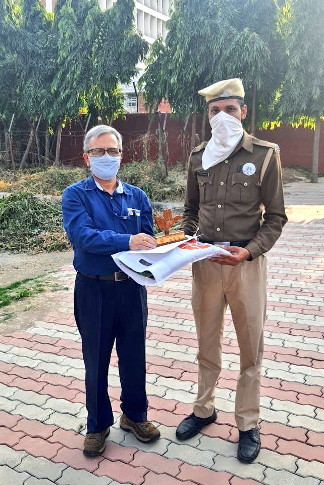 NSSRDChandigarh's tweet photo. #Not_ME_But_YOU
#COVID19camps
#NSSwing of @OfficialPU Chandigarh honoured #UnsungHeroes for selfless community services during the #UnlockProcess of the pandemic.
#United2FightAgainstCorona
@_NSSIndia @YASMinistry @KirenRijiju @PMOIndia @vpsbadnore @PIB_India https://t.co/BFwWARelj9