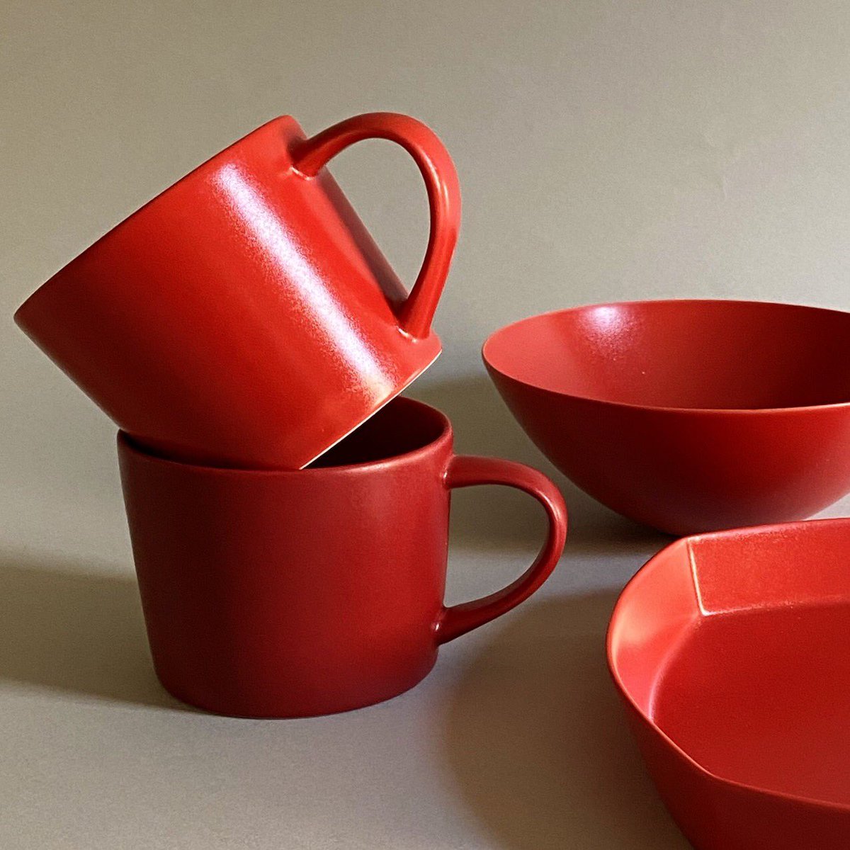 basic_accent's tweet photo. 今年もRYOTA AOKIさんの器が入荷しています。
赤の色に注目して、ワインレッドとローズレッドの器です。
一言に赤と言えども、微妙な深さで表情の違う器。
クリスマスシーズンは、特別感のある器で。
#basicandaccent https://t.co/63qO3XObyL