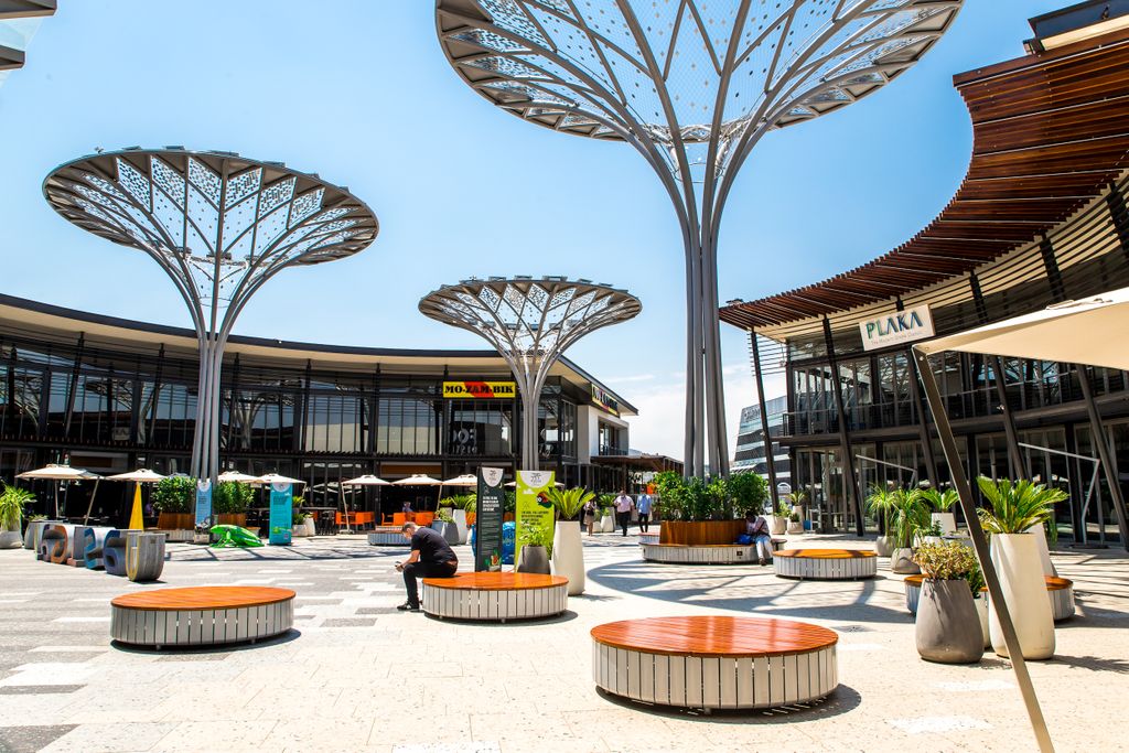 Eastgateshops's tweet photo. After the last few months in lockdown, this summer we’re all due more than a bit of fresh air! Join us on #IconicEastgate’s Piazza every weekend to eat, drink and be merry with live entertainment from #WaitingInTheWings 🍕
#IconicEastgate #CreateTomorrow #CreateTomorrowToday https://t.co/xYboVUzJnL