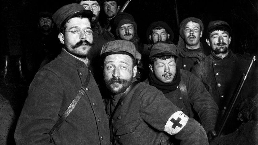 franceculture's tweet photo. L'énigme du "soldat inconnu vivant"
Découvert errant en 1918 sur le quai d'une gare, ce Poilu amnésique va soudain devenir le père, le mari, le fils de centaines de familles qui le réclament. Il incarne à lui-seul le deuil impossible des disparus de 14-18 https://t.co/503urvDUIO https://t.co/oiX7aA5Xc8