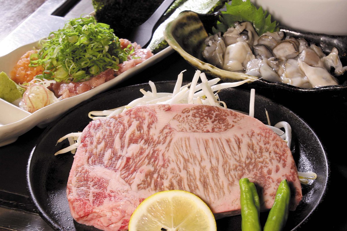 SUNDAYsaikyo's tweet photo. 同店では、本場広島風の鉄板料理が目の前で味わえる。飲み放題込みの宴会コースを注文すると、冬季限定でしか味わえない牡蠣焼きをメニューに入れて提供。GoToEatやまぐち食事券、GoToトラベル、プレミアム商品券利用可能。
詳しくは今週の「＃サンデー西京」をチェック！
＃山口市
＃鉄板酒場壱０弐 https://t.co/2xjihLnPUu