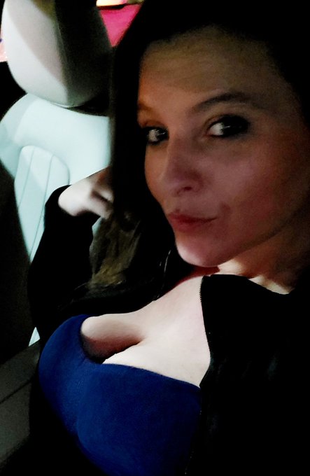 when you waiting for your other half but he playing, just take #Selfies https://t.co/yWy31VtGVA<a href="/tag/selfies"class="tags"><span>#selfies</span></a>