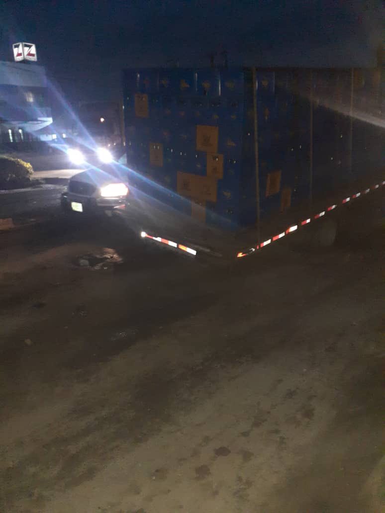 followlastma's tweet photo. [6:25AM] #Ikorodu #Ipakodo #Breakdown 
A loaded truck got stuck due to the nature of the road along Obasekumade by Ipakodo Police station inw Ebute. 
Counterflow in place to ease traffic. Effort is on to move it off the road. 
@Gidi_Traffic @TrafficChiefNG #followlastma https://t.co/Gfe97hhp3C