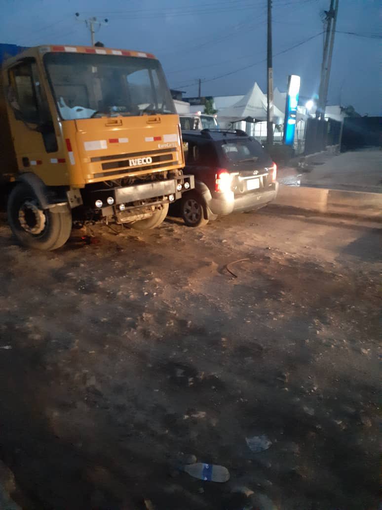 followlastma's tweet photo. [6:25AM] #Ikorodu #Ipakodo #Breakdown 
A loaded truck got stuck due to the nature of the road along Obasekumade by Ipakodo Police station inw Ebute. 
Counterflow in place to ease traffic. Effort is on to move it off the road. 
@Gidi_Traffic @TrafficChiefNG #followlastma https://t.co/Gfe97hhp3C