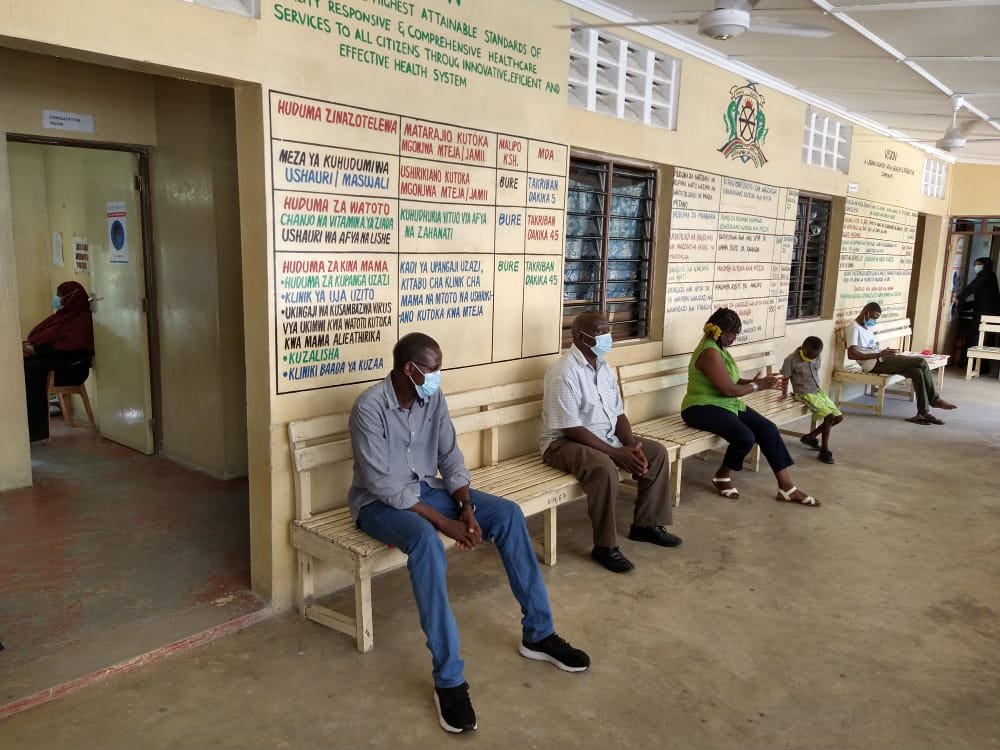 Amref_Kenya's tweet photo. Our ageing parents & people with underlying health conditions are at greater risk of contracting #COVID19. It's our duty to ensure that they are safe & healthy. #WearAMask, observe #handwashing rules, #AvoidHandShakes, #GoCashless, observe #SocialDistancing rules. #AngamizaCorona https://t.co/Gae4PFagWm