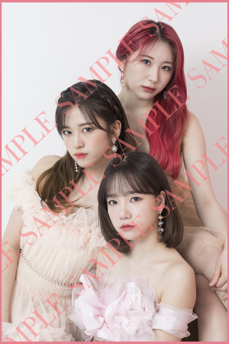 oricon's tweet photo. IZ*ONE、日本オリジナル写真集の書店別特典ビジュアル公開❗ 美しさ際立つドレスショット✨
https://t.co/d1cnDgyXj6

💎 宝石箱のような写真集、発売記念イベントも＜📸 別カットあり 💕＞
https://t.co/VK7t9URm1E

#IZONE #아이즈원 #アイズワン
@izone_photobox @official_izone https://t.co/kQH96WauLp