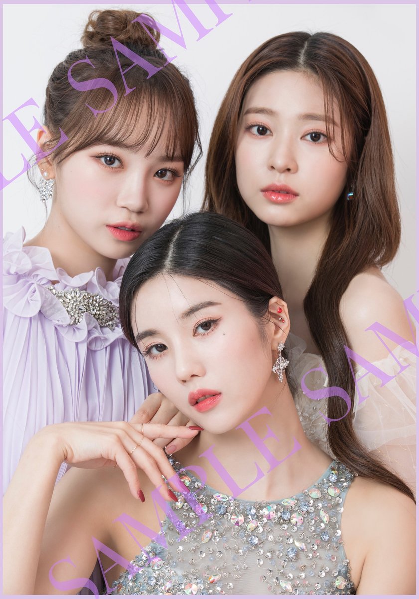 oricon's tweet photo. IZ*ONE、日本オリジナル写真集の書店別特典ビジュアル公開❗ 美しさ際立つドレスショット✨
https://t.co/d1cnDgyXj6

💎 宝石箱のような写真集、発売記念イベントも＜📸 別カットあり 💕＞
https://t.co/VK7t9URm1E

#IZONE #아이즈원 #アイズワン
@izone_photobox @official_izone https://t.co/kQH96WauLp
