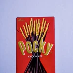 「ポッキーの箱でダイナミックな作品」お菓子の箱を上手く活かした作品