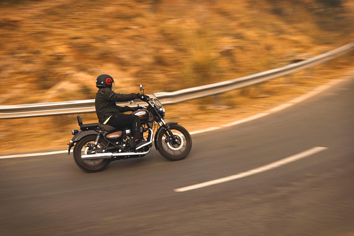 highwayplayer's tweet photo. The Meteor 350 doing what it’s meant to do #highwaycruising #Meteor350 #RoyalEnfield #MissOutOnNothing https://t.co/8TarxruEIV