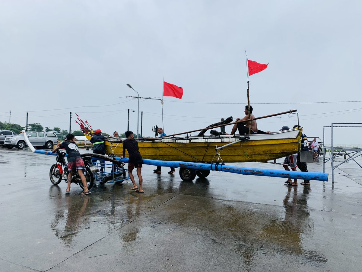 biancadava's tweet photo. LOOK: Residents secure their boats to shore along Laguna de Bay to prepare for typhoon #UlyssesPh @ABSCBNNews https://t.co/ciXPkbPqtT