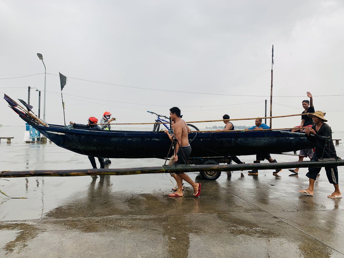 biancadava's tweet photo. LOOK: Residents secure their boats to shore along Laguna de Bay to prepare for typhoon #UlyssesPh @ABSCBNNews https://t.co/ciXPkbPqtT