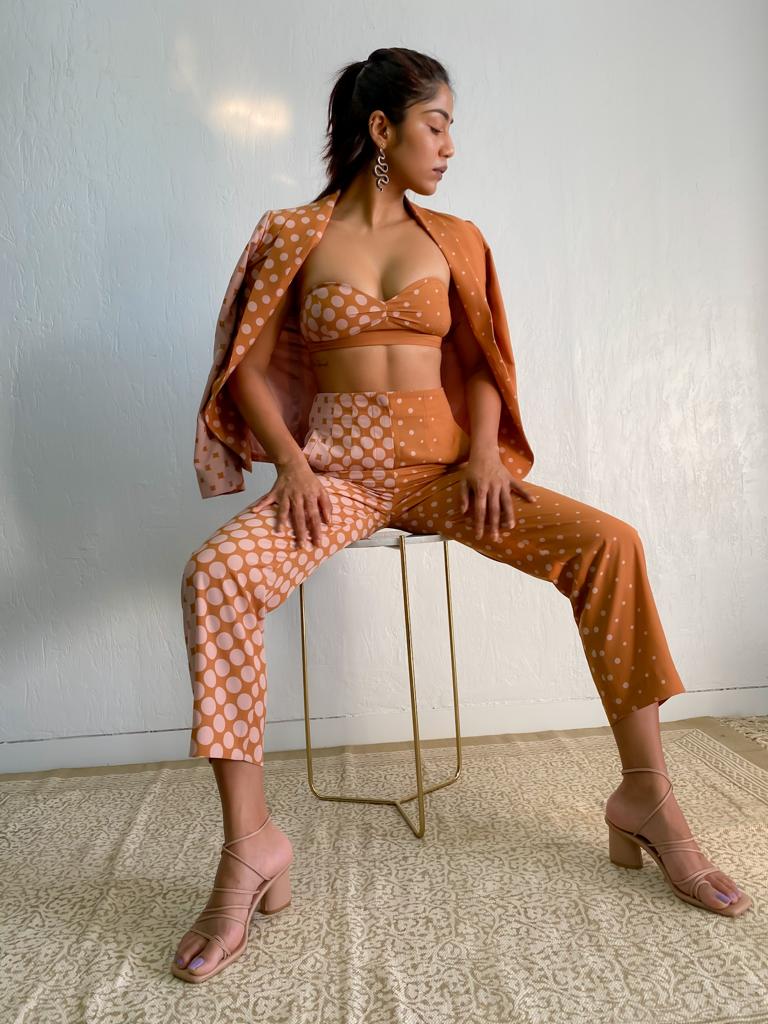 LakmeFashionWk's tweet photo. #santoshishetty wearing a piece from @PankajandNidhi's collection, āTalismanā, presented by @RElanOfficial.Ā
Hereās what she had to say,Ā
āThis piece is so versatile to lounge in when #TheWorldIsHome or just to step out."
#5DaysofFashion #LFW2020 #SpotlightReady #LFW #RElanAtLFW https://t.co/o7alJdOKZv