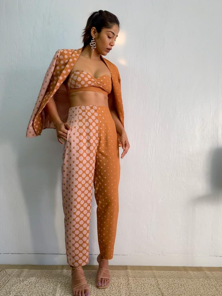 LakmeFashionWk's tweet photo. #santoshishetty wearing a piece from @PankajandNidhi's collection, āTalismanā, presented by @RElanOfficial.Ā
Hereās what she had to say,Ā
āThis piece is so versatile to lounge in when #TheWorldIsHome or just to step out."
#5DaysofFashion #LFW2020 #SpotlightReady #LFW #RElanAtLFW https://t.co/o7alJdOKZv