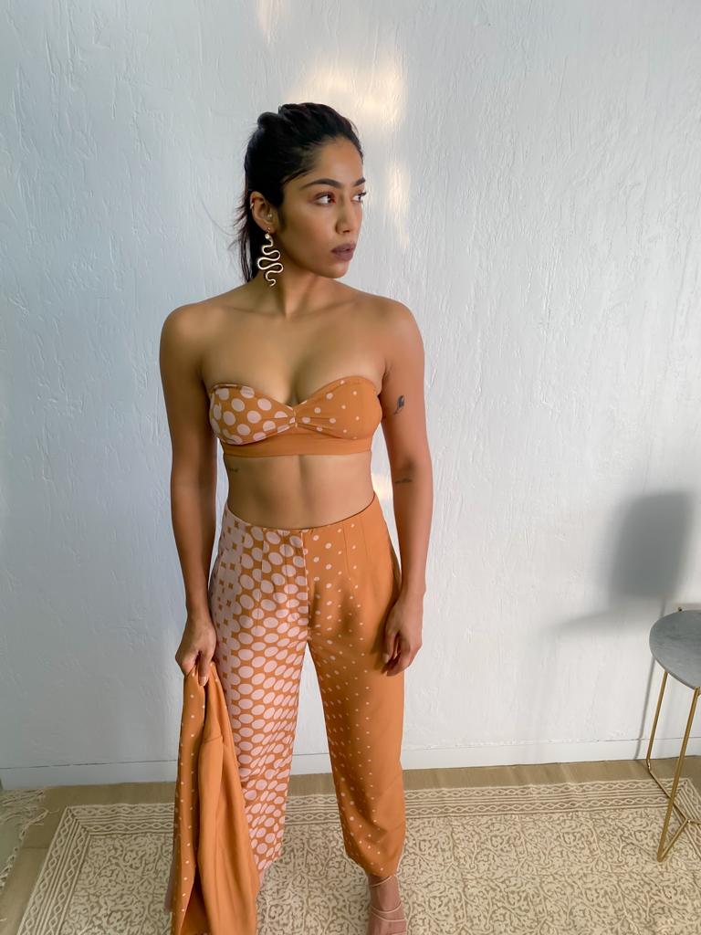 LakmeFashionWk's tweet photo. #santoshishetty wearing a piece from @PankajandNidhi's collection, āTalismanā, presented by @RElanOfficial.Ā
Hereās what she had to say,Ā
āThis piece is so versatile to lounge in when #TheWorldIsHome or just to step out."
#5DaysofFashion #LFW2020 #SpotlightReady #LFW #RElanAtLFW https://t.co/o7alJdOKZv
