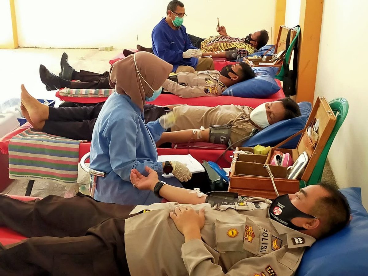 ressragen's tweet photo. Anggota Polsek Mondokan Polres Sragen Ikuti Donor  Darah Sukarela yang dilaksanakan oleh Kec. Mondokan. https://t.co/ZERXEMdUOK