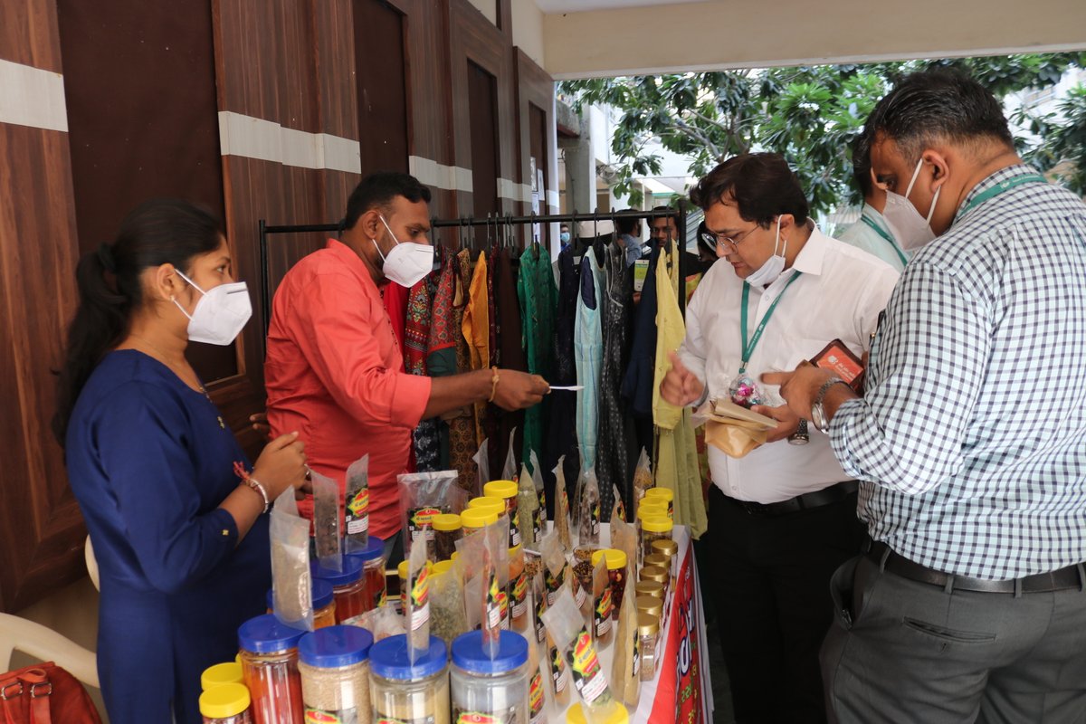 SwarrnimUni's tweet photo. #VocalForLocal2020 #SwarrnimUniversity #LocalVendors #Exhibition https://t.co/DNUBRx1GXO