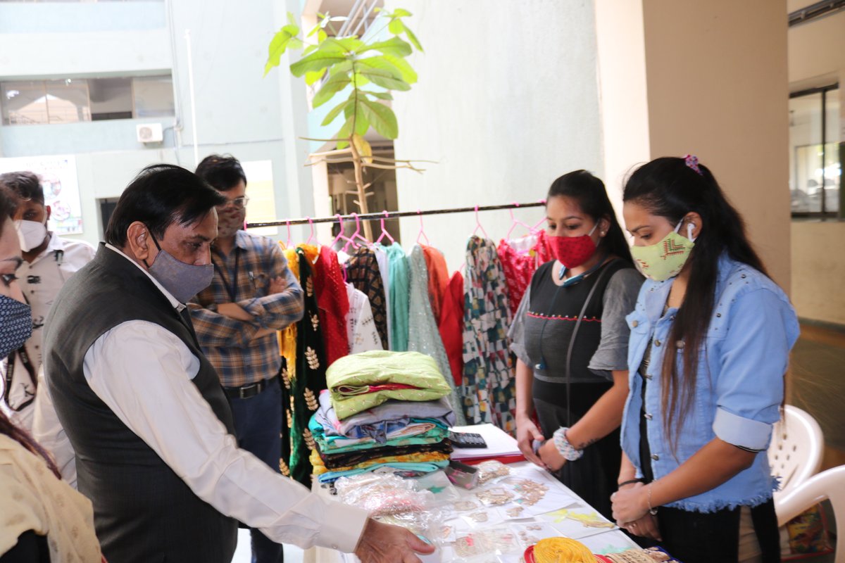 SwarrnimUni's tweet photo. #VocalForLocal2020 #SwarrnimUniversity #LocalVendors #Exhibition https://t.co/DNUBRx1GXO