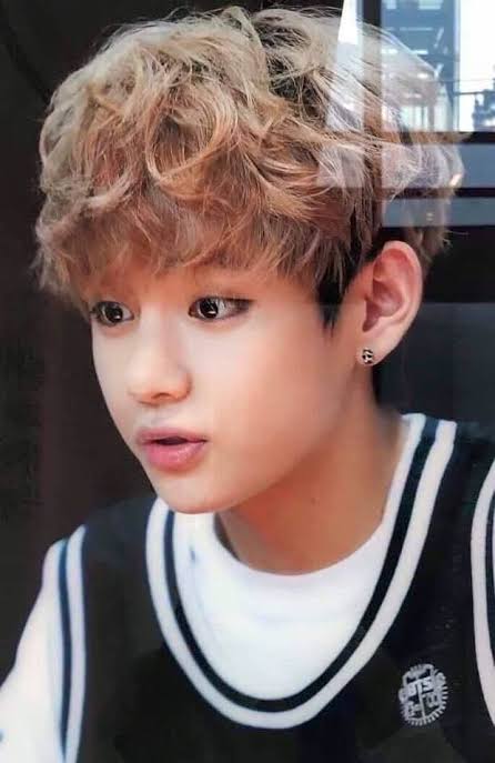 ttaekook_26's tweet photo. Taehyungie with his Ethereal Beauty💜✨
#2013V #2020V https://t.co/wJ8mywRY0O