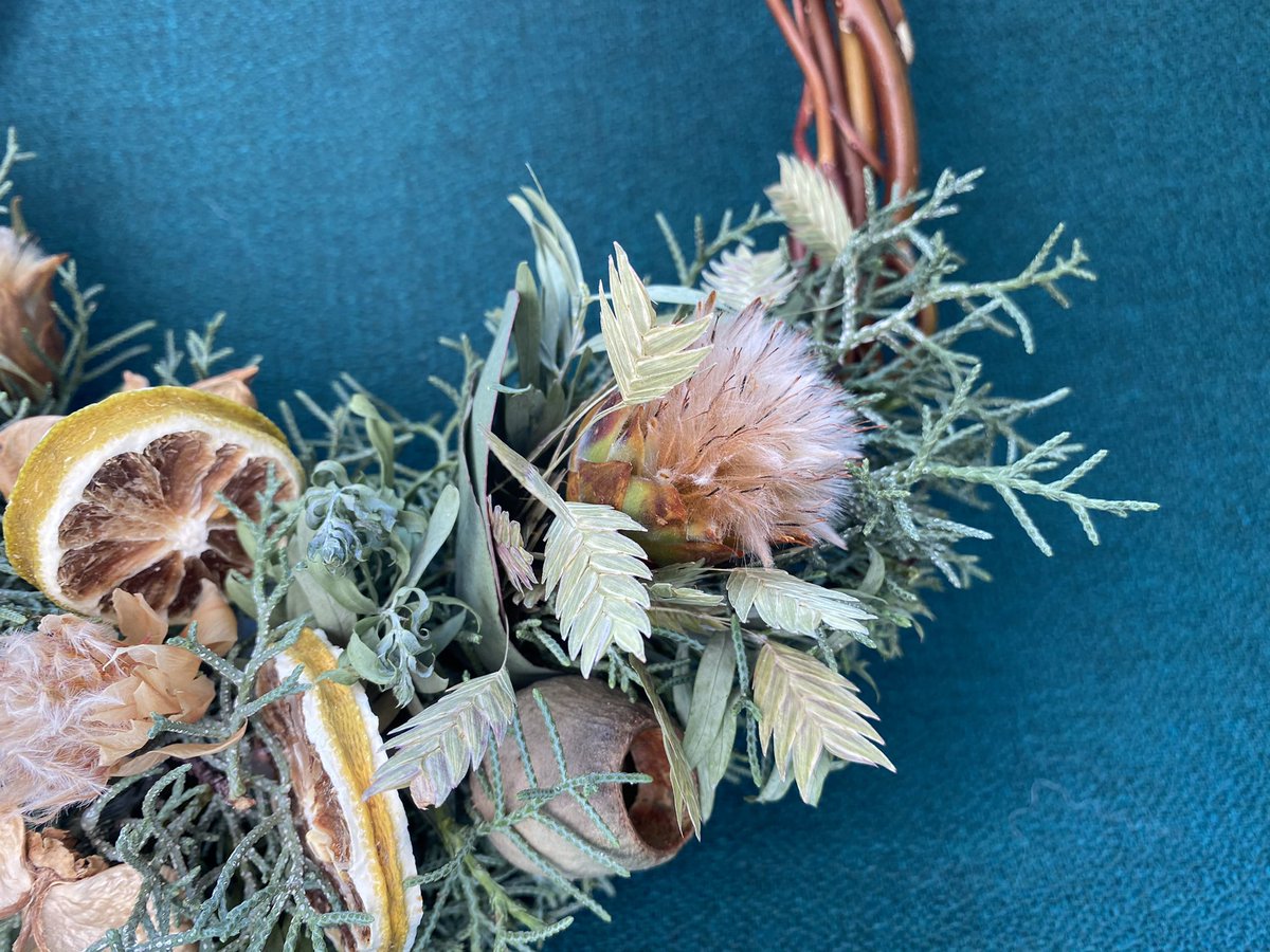 quatresaisons's tweet photo. christmas🎄wreath ②
#Christmaswreath #flowershop #drylemon https://t.co/wVAR2pyxgq