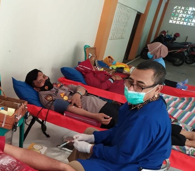 ressragen's tweet photo. Donor Darah tersebut merupakan Program Rutin yang dilaksanakan oleh Pemerintah Kec. Mondokan. Diikuti pula oleh Sejumlah Personil Polsek Mondokan Polres Sragen https://t.co/iYwcVqbKxj