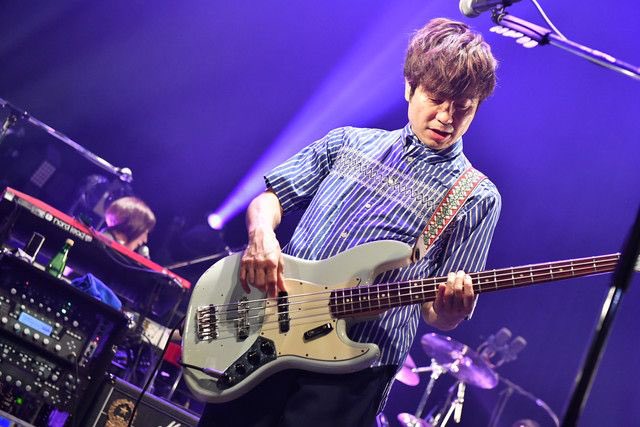 山根 幸洋 やーまん V Twitter スピッツの田村明浩さん スピッツ はギターを始めたきっかけのバンドだけど ベースを始めてから聴くとやはり田村さんの演奏に耳がいき ベースカッコいい となりました ニコニコクネクネな演奏姿も素敵です ロック ポップスの