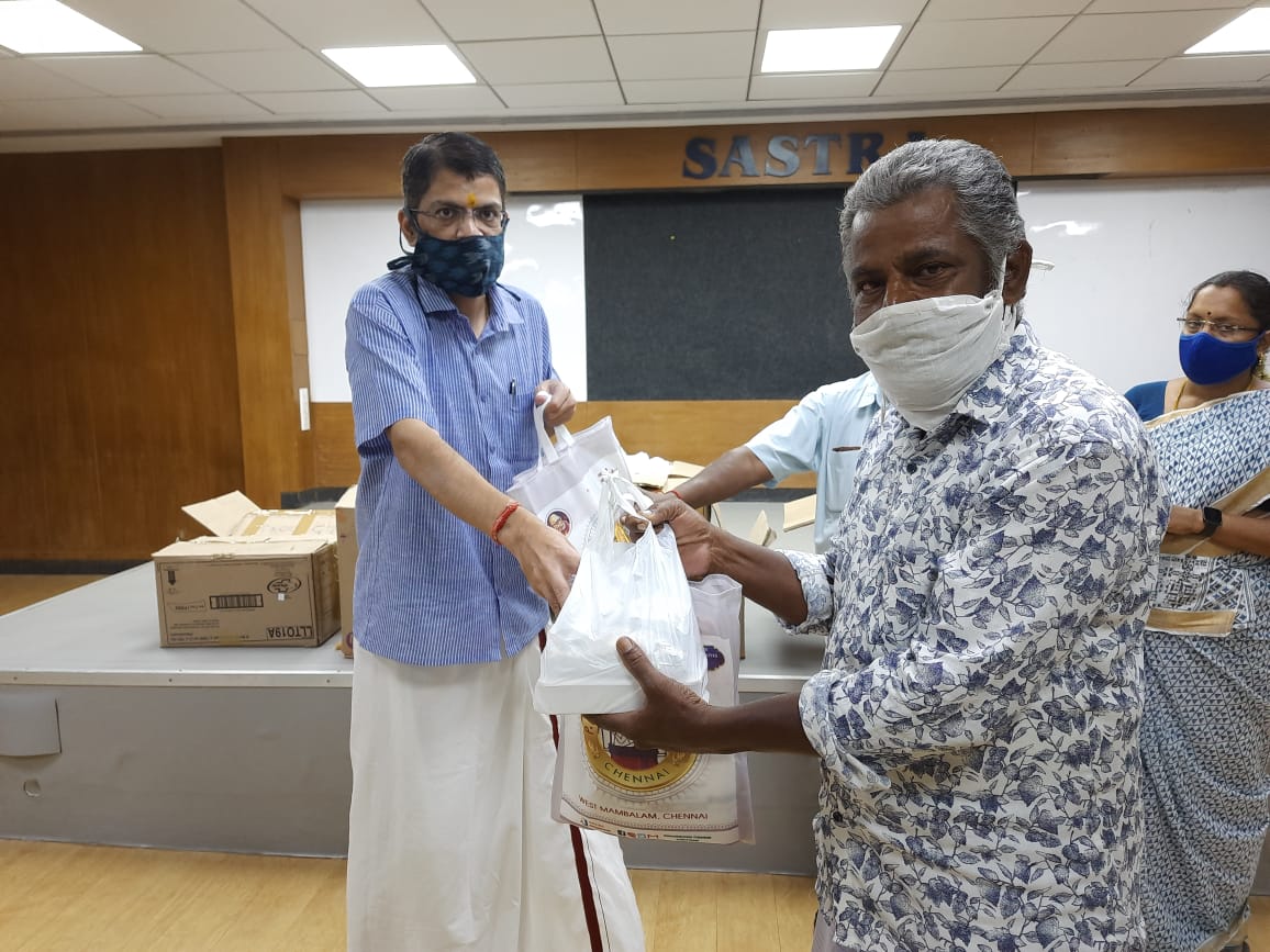 SVaidhyasubrama's tweet photo. .@SastraUniv celebrates Deepavali with its usual annual ex-gratia incentive aka 'seedhanam' to contract staff each of whom receive a dhoti+towel, saree+blouse, shirt, sweets, savouries &amp; cash bonus. Wishing all of you a safe and happy Deepavali. https://t.co/sBvfB44E9f