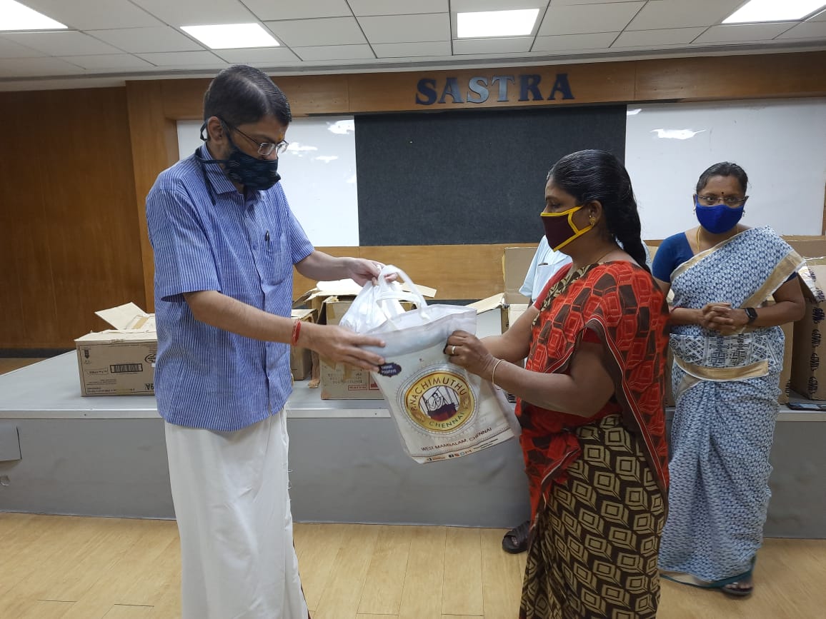 SVaidhyasubrama's tweet photo. .@SastraUniv celebrates Deepavali with its usual annual ex-gratia incentive aka 'seedhanam' to contract staff each of whom receive a dhoti+towel, saree+blouse, shirt, sweets, savouries &amp; cash bonus. Wishing all of you a safe and happy Deepavali. https://t.co/sBvfB44E9f