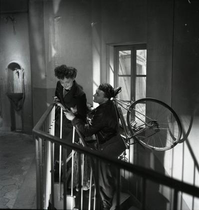 A good example of what life was like on the top floor can be seen in the sweet 1947 film "Antoine and Antoinette", a young married couple at 46 avenue de Saint-Ouen, Paris 18th arr. at unbelievably densely populated 46,000/km². Modern Manhattan has a mere 10,194/km².