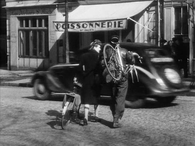 A good example of what life was like on the top floor can be seen in the sweet 1947 film "Antoine and Antoinette", a young married couple at 46 avenue de Saint-Ouen, Paris 18th arr. at unbelievably densely populated 46,000/km². Modern Manhattan has a mere 10,194/km².