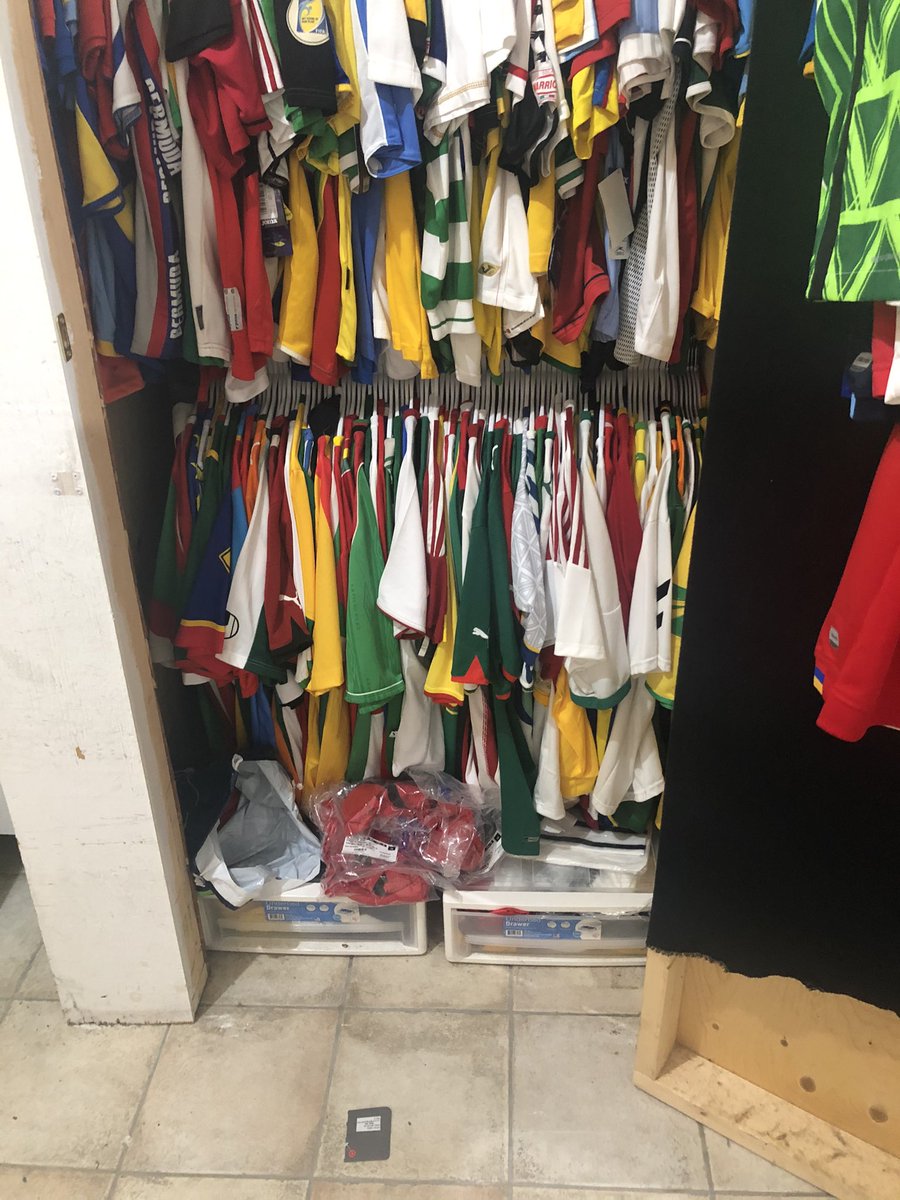 211Canadian's tweet photo. Some people asked before about differences hangers can make. 

Here’s a before and after of one of my racks. https://t.co/5vJ7QzYnQT