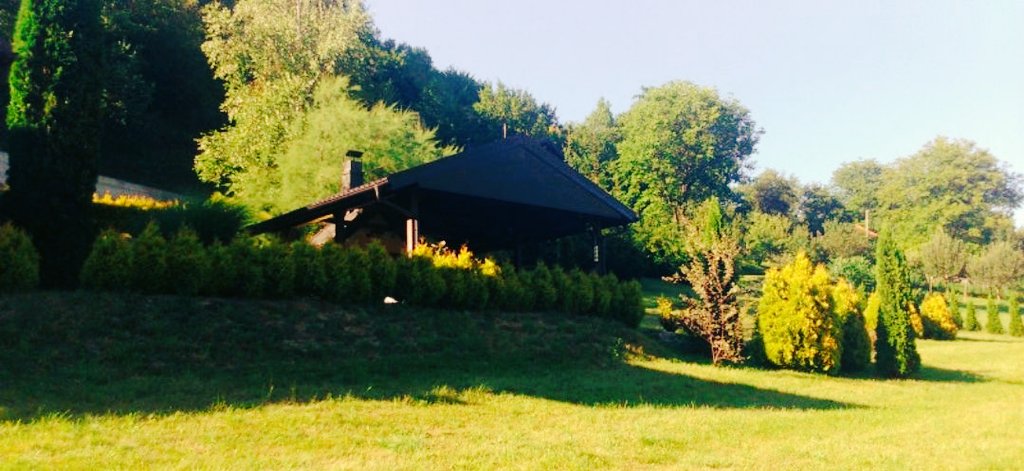 AqarBosnia's tweet photo. رقم ٢٨٠ : الارض مع المزل للبيع في برزا
- ٣.٣٠٠ متر مربع الأرض 
- ١٤٠ البيت متر مربع ( حمام، صالون مع مطبخ و غرفة العشاء، غرفتين، الطابق السفلي المطبخ الصيفي و مرحاض احتياطي
-مسجد ٤٠٠ متر و سبوملركت ١ كيلومتار
سعر جيد جدا
للحجز تواصل واتس اب: ٠٠٣٨٧٦٥٦٠٠٠١٠
#البوسنه #البوسنة #عقار https://t.co/UmljBRqwqc