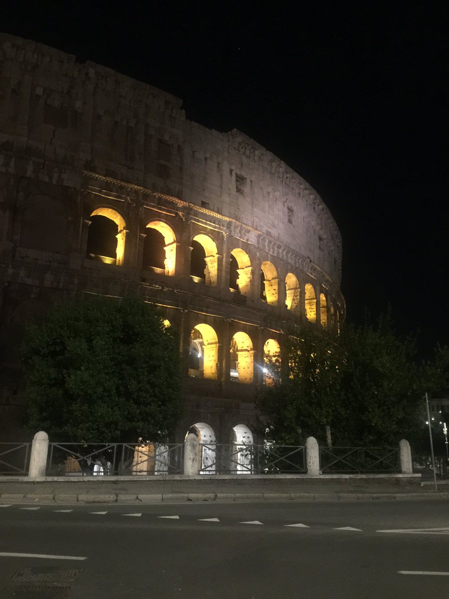 La calma vuota di #Roma in questo momento di #semilockdown , il #colosseo in solitudine, l’aria rarefatta e sospesa.