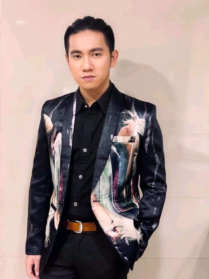 MaryCru23387204's tweet photo. Bat gagalit ka ikaw na nga minamahal ikaw pa galit😂😘😘
Why so gwapo,why whhhhy😍
#ChristmasSpecial #JMDC1stSingle https://t.co/JCt5ywbjlN