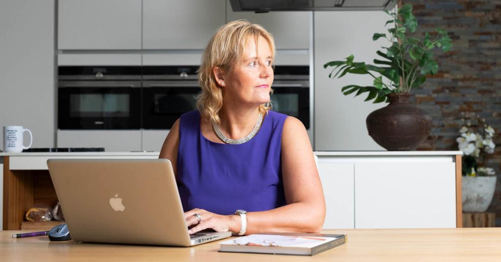PfizerNL's tweet photo. #Gezondheidswetenschapper dr. Christine Boers-Doets hielp Pfizer bij het ontwikkelen van #animatiefilms en instructiekaarten voor de behandeling van #huidreacties bij #longkankerpatiënten. Vraag ze aan voor uw patiënten: https://t.co/GtcwukIyd3 https://t.co/nvBybTLfH0